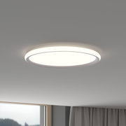 Runde, flache LED-Deckenleuchte mit weißem Diffusor, eingeschaltet und an einer weißen Zimmerdecke montiert, Ansicht von unten in einem Wohnraum