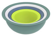 Vogelperspektive auf ein farbenfrohes Schüssel- und Siebset CARUBA, bestehend aus ineinander gestapelten Schüsseln in Grün, Blau, Weiß und Gelb.