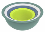 Vogelperspektive auf ein farbenfrohes Schüssel- und Siebset CARUBA, bestehend aus ineinander gestapelten Schüsseln in Grün, Blau, Weiß und Gelb.