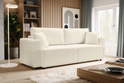 Modernes, cremefarbenes 3-Sitzer-Sofa mit breiten Armlehnen und weichen Rückenkissen im hellen Wohnzimmer, gezeigt in frontaler Perspektive mit leichter Ansicht von links.