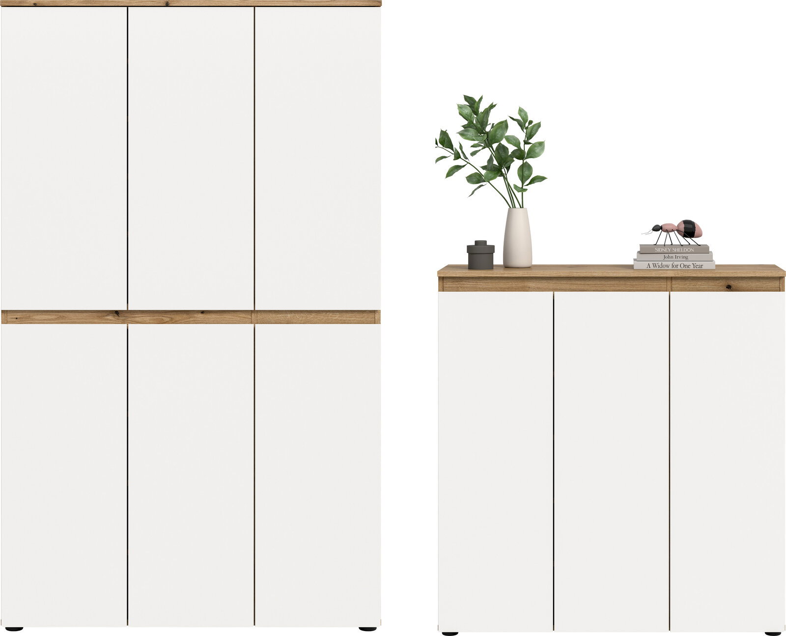 Zweiteiliges Schrank-Set in Weiß mit Holzoptik-Absetzungen, links hoher Mehrtürenschrank und rechts Sideboard mit Deko auf der Ablage, frontale Ansicht.
