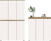 Zweiteiliges Schrank-Set in Weiß mit Holzoptik-Absetzungen, links hoher Mehrtürenschrank und rechts Sideboard mit Deko auf der Ablage, frontale Ansicht.
