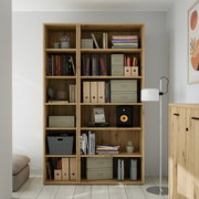 Breites Regal aus Holz mit mehreren Fächern, gefüllt mit Büchern, Ordnern und Dekorationen, aus frontaler Perspektive.