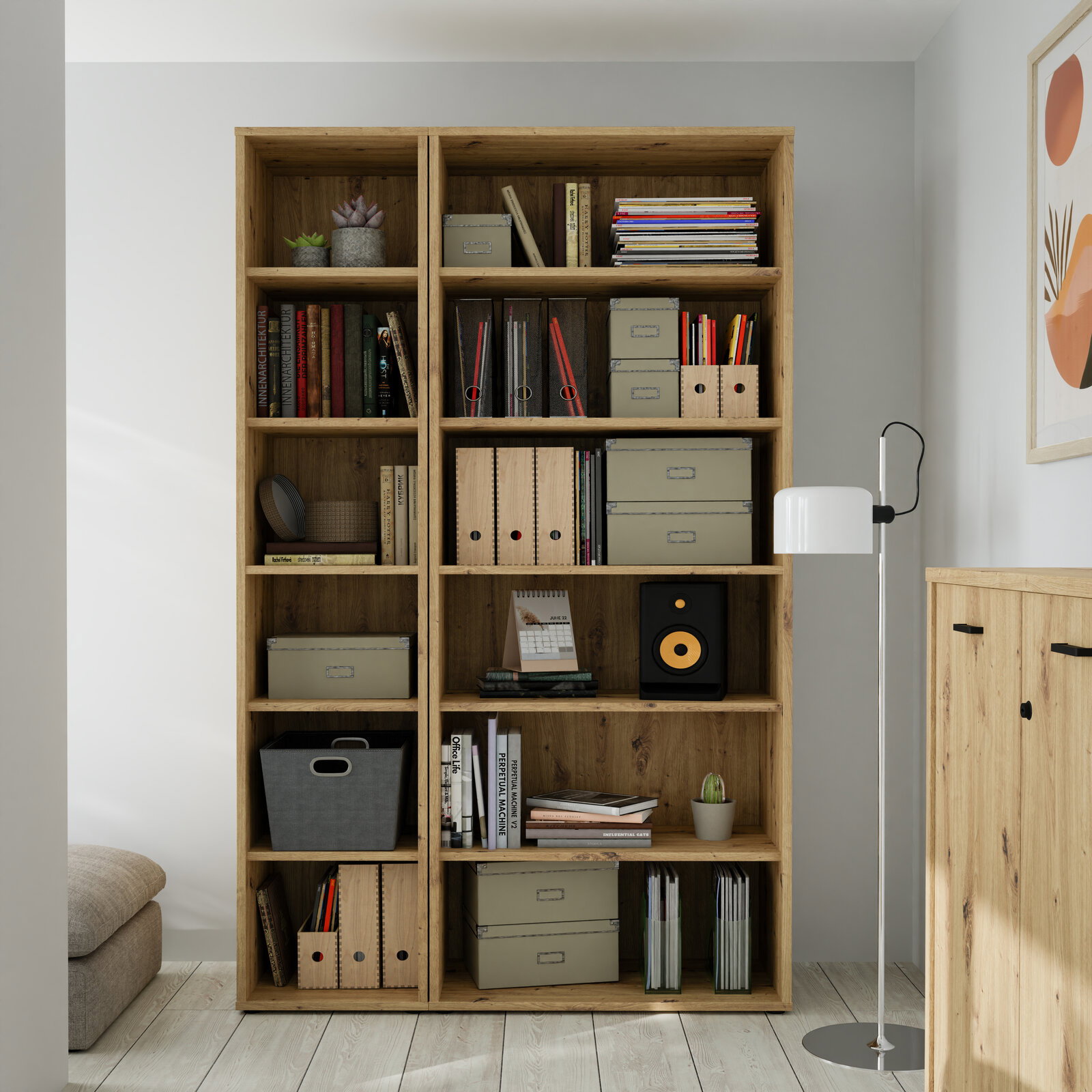 Breites Regal aus Holz mit mehreren Fächern, gefüllt mit Büchern, Ordnern und Dekorationen, aus frontaler Perspektive.