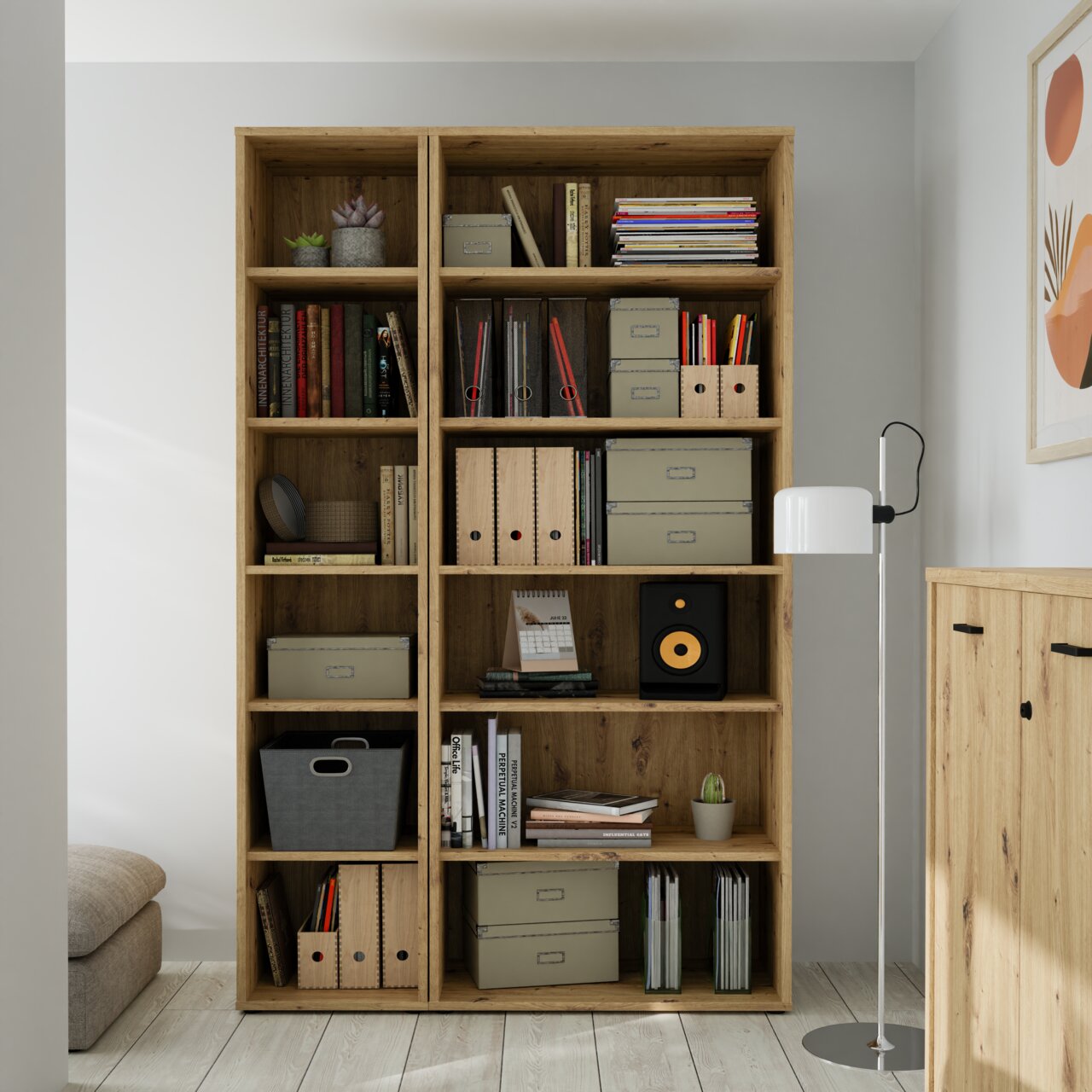 Breites Regal aus Holz mit mehreren Fächern, gefüllt mit Büchern, Ordnern und Dekorationen, aus frontaler Perspektive.