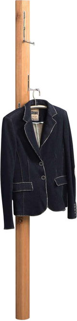 Garderobenpaneel aus Holz mit Haken, an dem ein schwarzer Blazer hängt, seitliche Perspektive