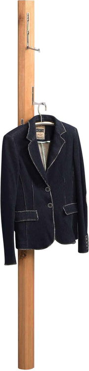 Garderobenpaneel aus Holz mit Haken, an dem ein schwarzer Blazer hängt, seitliche Perspektive