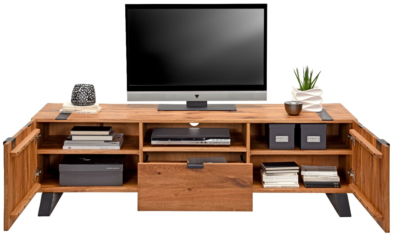 TV-Lowboard aus Holz mit offenen Fächern und Schubladen, frontal fotografiert, dekoriert mit Büchern, Pflanzen und Kerzenhalter.