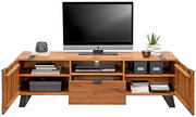 TV-Lowboard aus Holz mit offenen Fächern und Schubladen, frontal fotografiert, dekoriert mit Büchern, Pflanzen und Kerzenhalter.