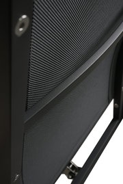 Nahaufnahme eines Stapelstuhls aus schwarzem Metall mit strukturiertem Netzgewebe, seitliche Perspektive.