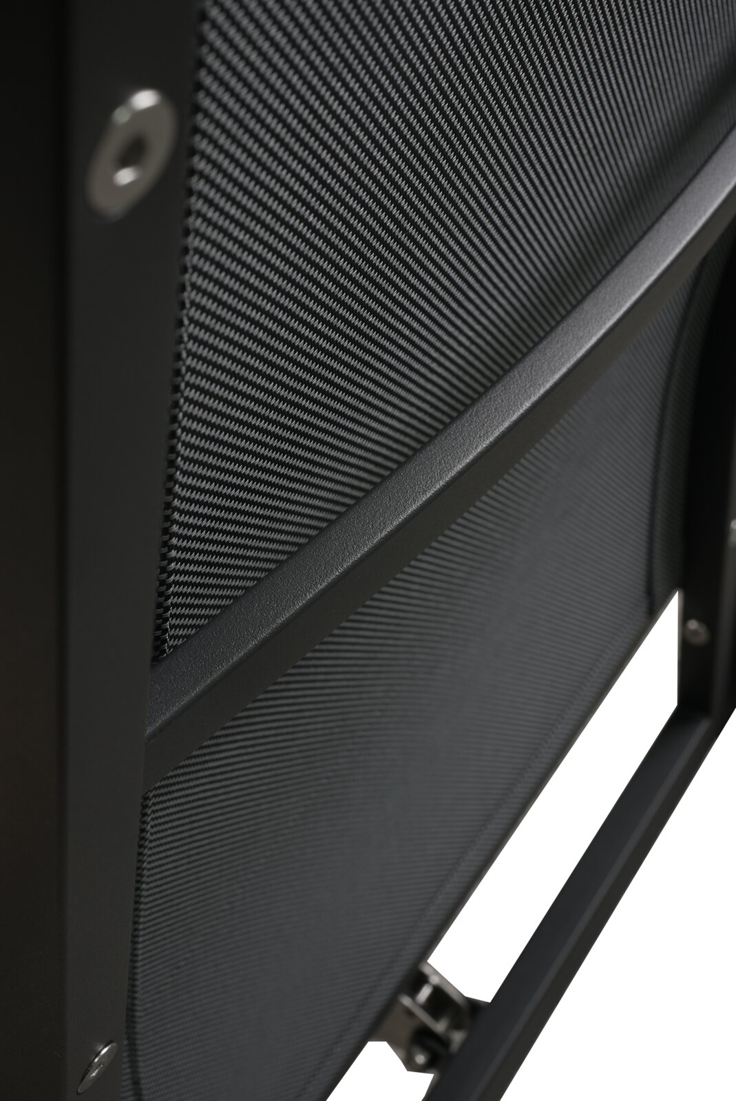 Nahaufnahme eines Stapelstuhls aus schwarzem Metall mit strukturiertem Netzgewebe, seitliche Perspektive.