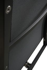 Nahaufnahme eines Stapelstuhls aus schwarzem Metall mit strukturiertem Netzgewebe, seitliche Perspektive.