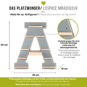 Wandregal in Form des Buchstabens A aus Holz in Grau/Blau mit mehreren Ablagen für ca. 43 Figuren, Maße 54 x 49 cm, mit vorgebohrten Löchern und Montagematerial, frontale Ansicht.