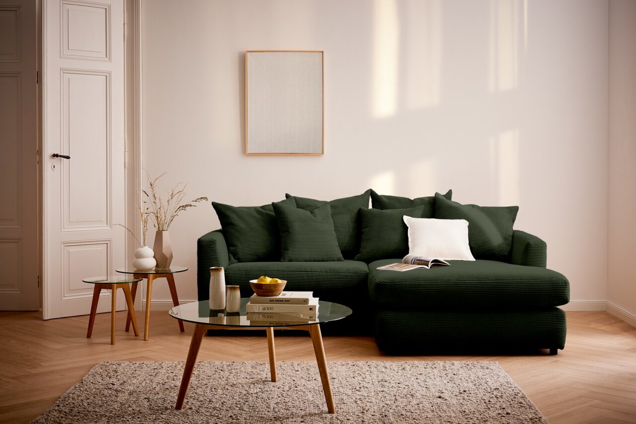 Grüne Rundecke in einem modernen Wohnzimmer, seitliche Perspektive