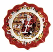 Große Weihnachtsschale mit einem Durchmesser von 25 cm, verziert mit einem Weihnachtsmann-Motiv in der Mitte, umgeben von Geschenken und einem roten Rand. Draufsicht auf das Produkt.