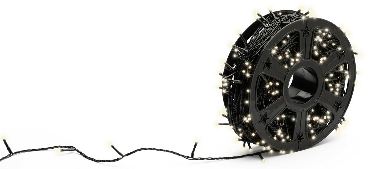 LED-Lichterkette auf einer schwarzen Spule mit leuchtenden Lichtern, seitliche Perspektive