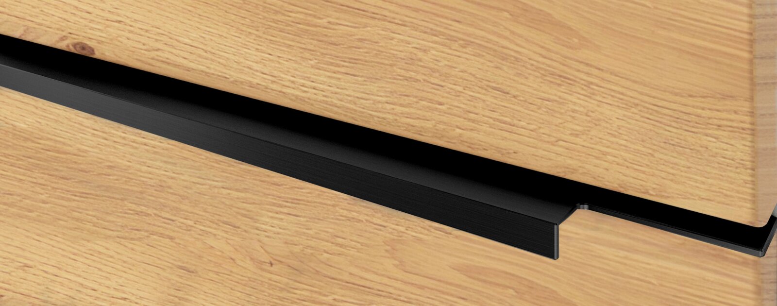 Nahaufnahme aus schräger Seitenperspektive: schwarzer Metall-Griff/Griffleiste zwischen zwei Holzfronten, modernes minimalistisches Design