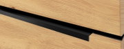 Nahaufnahme aus schräger Seitenperspektive: schwarzer Metall-Griff/Griffleiste zwischen zwei Holzfronten, modernes minimalistisches Design