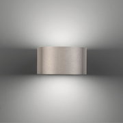 Moderne Wandleuchte PURE Clipse in gebürstetem Metall, frontal betrachtet, mit sanfter Lichtverteilung nach oben und unten.