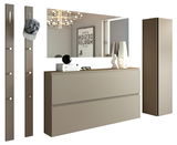 Modernes Garderobenset in Beige mit Spiegel, Hakenleisten und Schrank, seitliche Perspektive