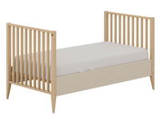 Holzbett mit Gitterseiten, seitliche Perspektive