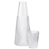 Karaffe mit Glas, geriffelte Oberfläche, seitliche Perspektive