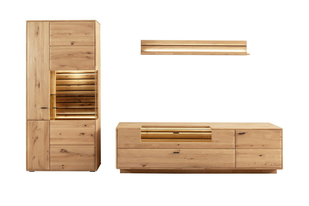 Frontale Ansicht einer modernen Wandkombination aus Holz mit beleuchteten Elementen, bestehend aus einem hohen Schrank, einem niedrigen Sideboard und einem Wandregal.