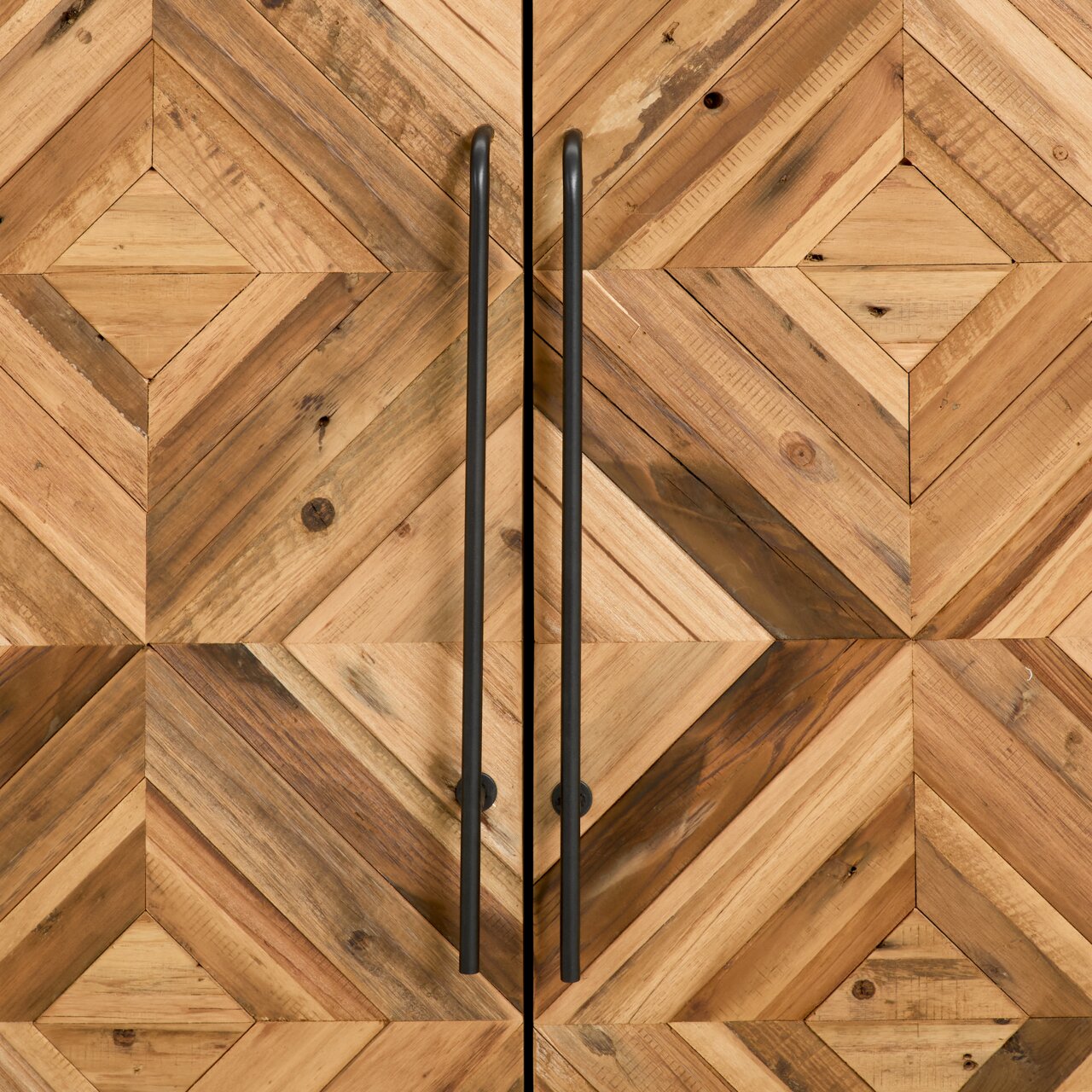 Close-up van een barkast met een geometrisch houten ontwerp en zwarte handgrepen, gezien van voren.
