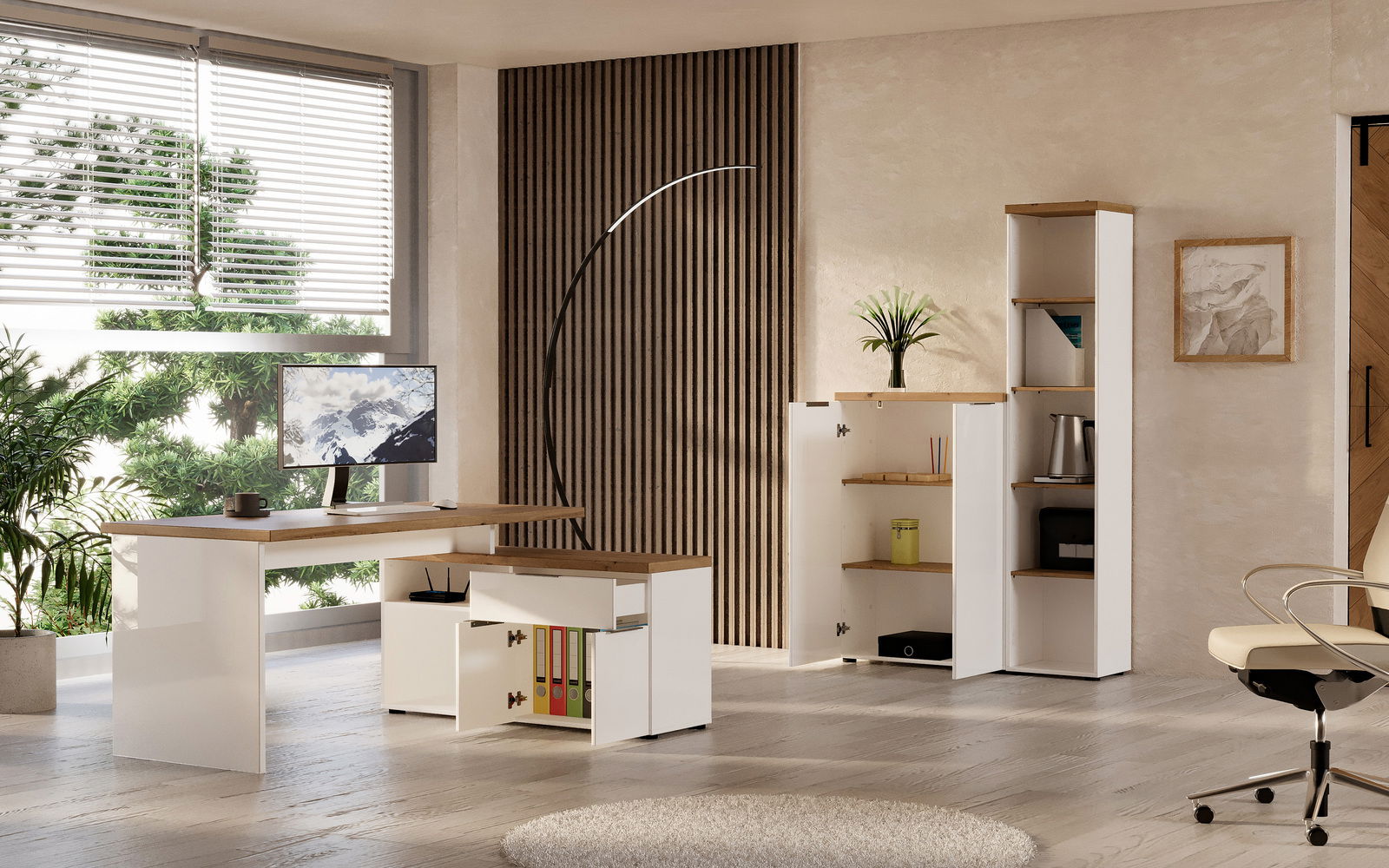 Moderner Eckschreibtisch in einem hellen Büro mit Blick auf Fenster und Pflanzen, kombiniert mit weißen Aktenschränken und Regalen.