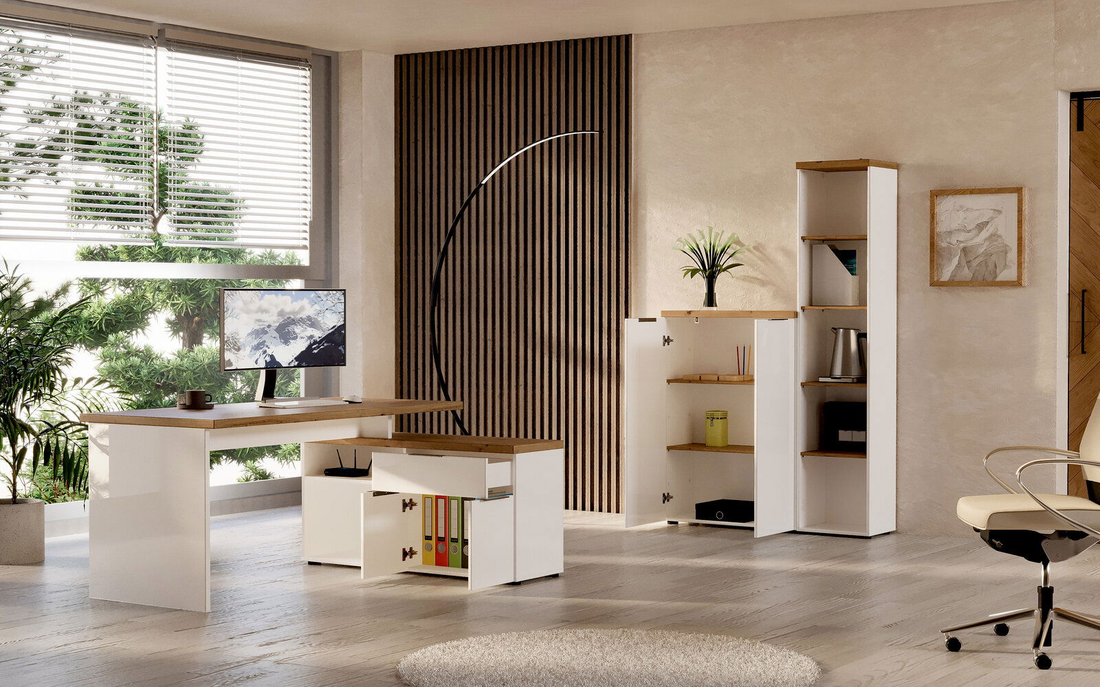 Moderner Eckschreibtisch in einem hellen Büro mit Blick auf Fenster und Pflanzen, kombiniert mit weißen Aktenschränken und Regalen.