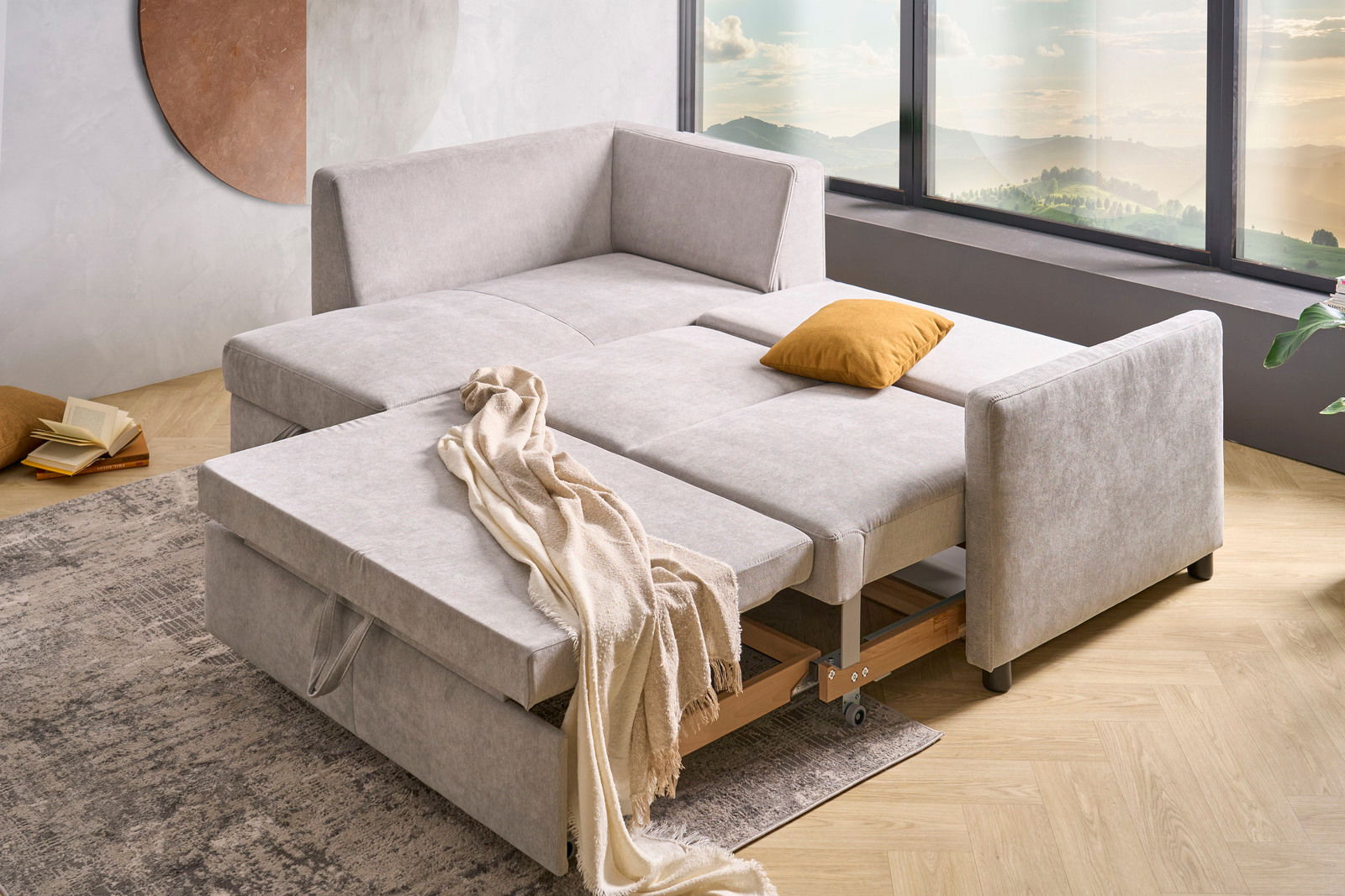 Graue Funktionsrundecke in Schlafposition mit gelbem Kissen und Decke, seitliche Perspektive