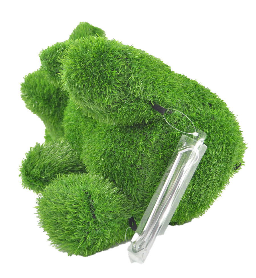 Grüner, grasbedeckter Bär in seitlicher Perspektive, geeignet für den Garten.