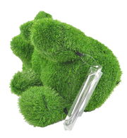 Grüner, grasbedeckter Bär in seitlicher Perspektive, geeignet für den Garten.