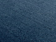 Nahaufnahme eines blauen, texturierten Stoffes, perspektivisch von oben betrachtet.