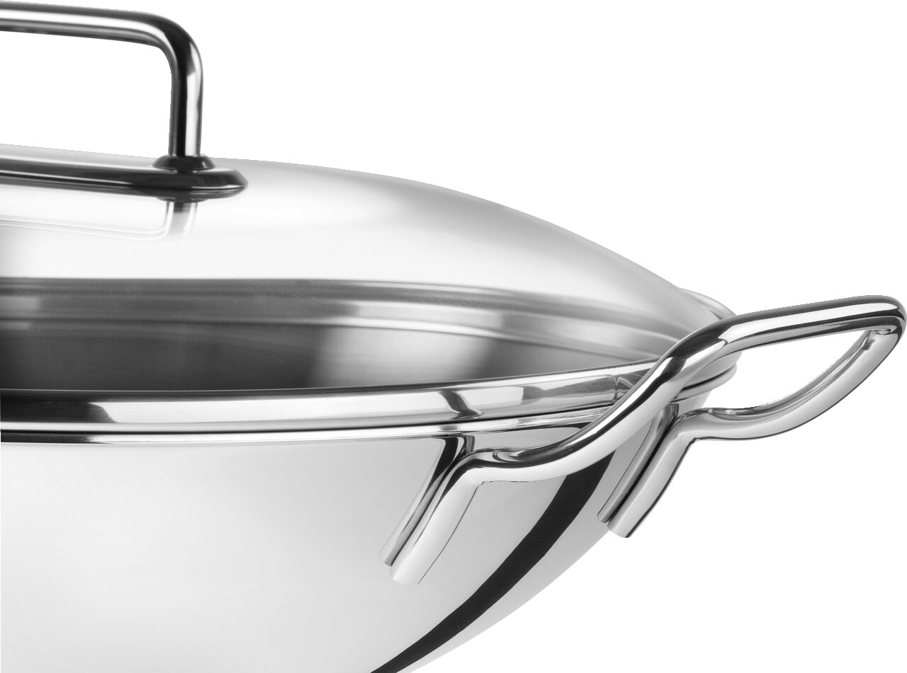 Nahaufnahme eines glänzenden Edelstahl-Woks mit Deckel und Griffen, seitliche Perspektive