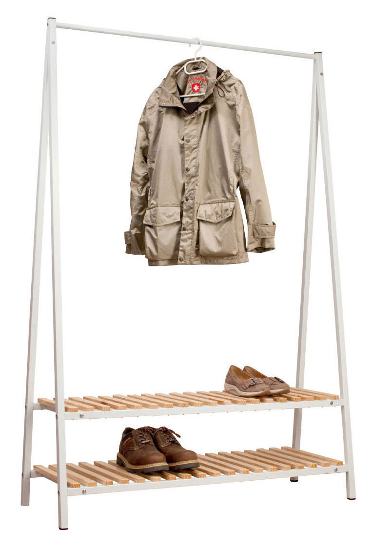Cantus Garderobenständer ROBIN Garderobenständer mit weißem Metallrahmen und zwei Holzablagen, darauf eine Jacke und Schuhe, frontal betrachtet.