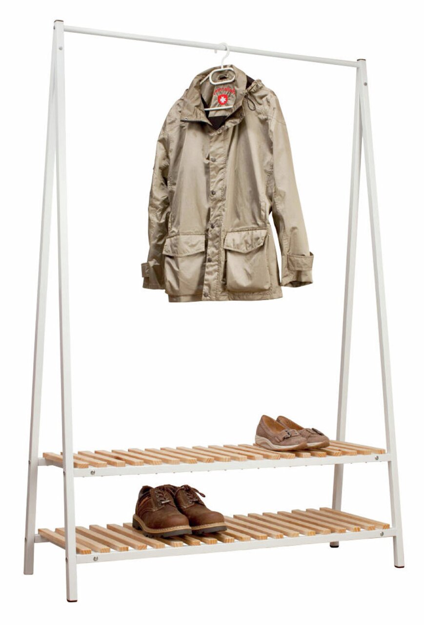 Cantus Garderobenständer ROBIN Garderobenständer mit weißem Metallrahmen und zwei Holzablagen, darauf eine Jacke und Schuhe, frontal betrachtet.