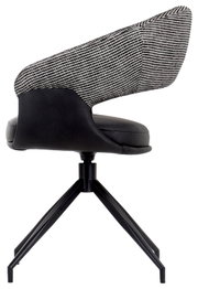 Zijaanzicht van een moderne fauteuil met een zwart frame en een bekleding van stof met patroon.