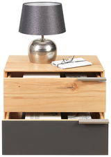 Nachtkonsole aus Holz mit zwei offenen Schubladen, darauf eine silberne Lampe und ein Buch mit Brille, Frontalansicht.
