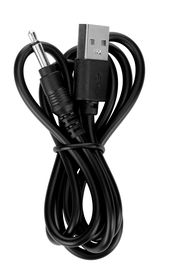 Schwarzes USB-Ladekabel mit Klinkenstecker, von oben fotografiert