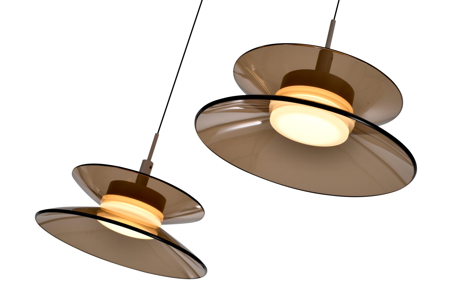 Twee moderne hanglampen met rookbruin transparante, gelaagde glazen schijven en warmwit licht, vanuit onderaanzicht tegen een witte achtergrond.