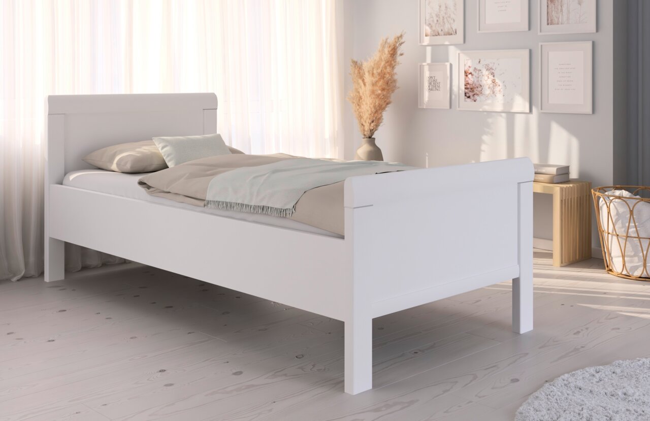 Komfortbett in einem hellen Schlafzimmer, seitliche Perspektive