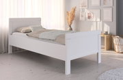 Komfortbett in einem hellen Schlafzimmer, seitliche Perspektive