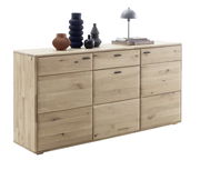 Holz-Sideboard mit mehreren Schubladen und Türen, dekoriert mit Vasen und einer Lampe, seitliche Perspektive