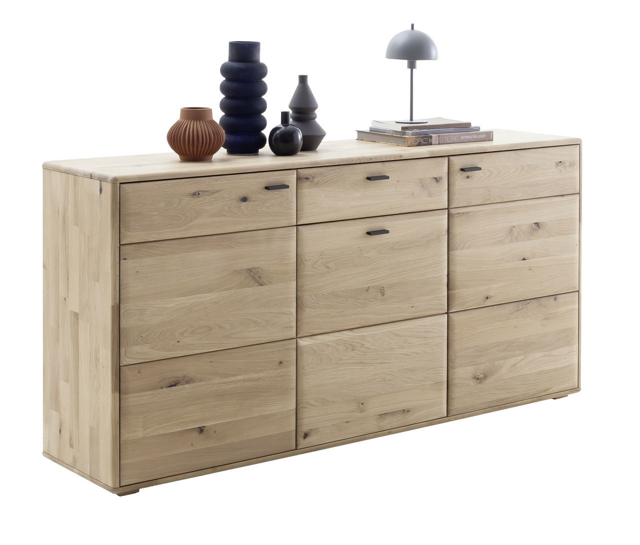 Holz-Sideboard mit mehreren Schubladen und Türen, dekoriert mit Vasen und einer Lampe, seitliche Perspektive