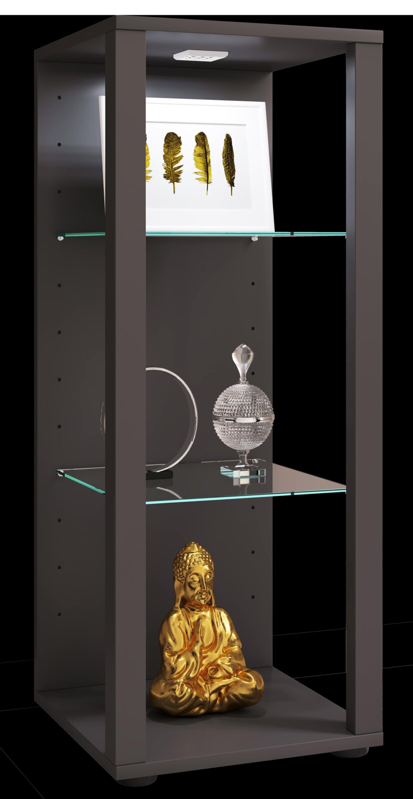 Modernes schwarzes Regal/Vitrine mit Glasböden und LED-Spot oben, dekoriert mit gerahmtem Blattbild, Kristall-Dose und goldener Buddha-Figur; Ansicht schräg von vorn.