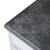 Nahaufnahme einer Kücheninsel mit dunkler, strukturierter Arbeitsplatte aus Steinoptik, Perspektive von oben.