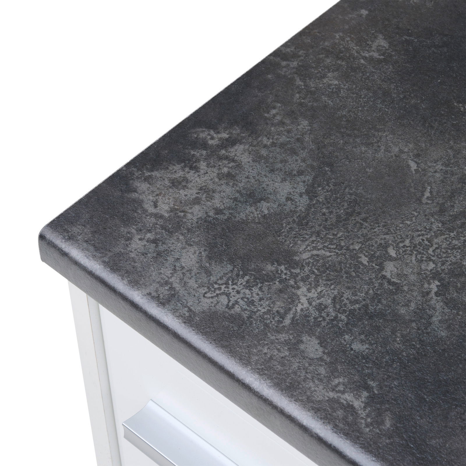 Nahaufnahme einer Kücheninsel mit dunkler, strukturierter Arbeitsplatte aus Steinoptik, Perspektive von oben.