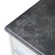 Nahaufnahme einer Kücheninsel mit dunkler, strukturierter Arbeitsplatte aus Steinoptik, Perspektive von oben.