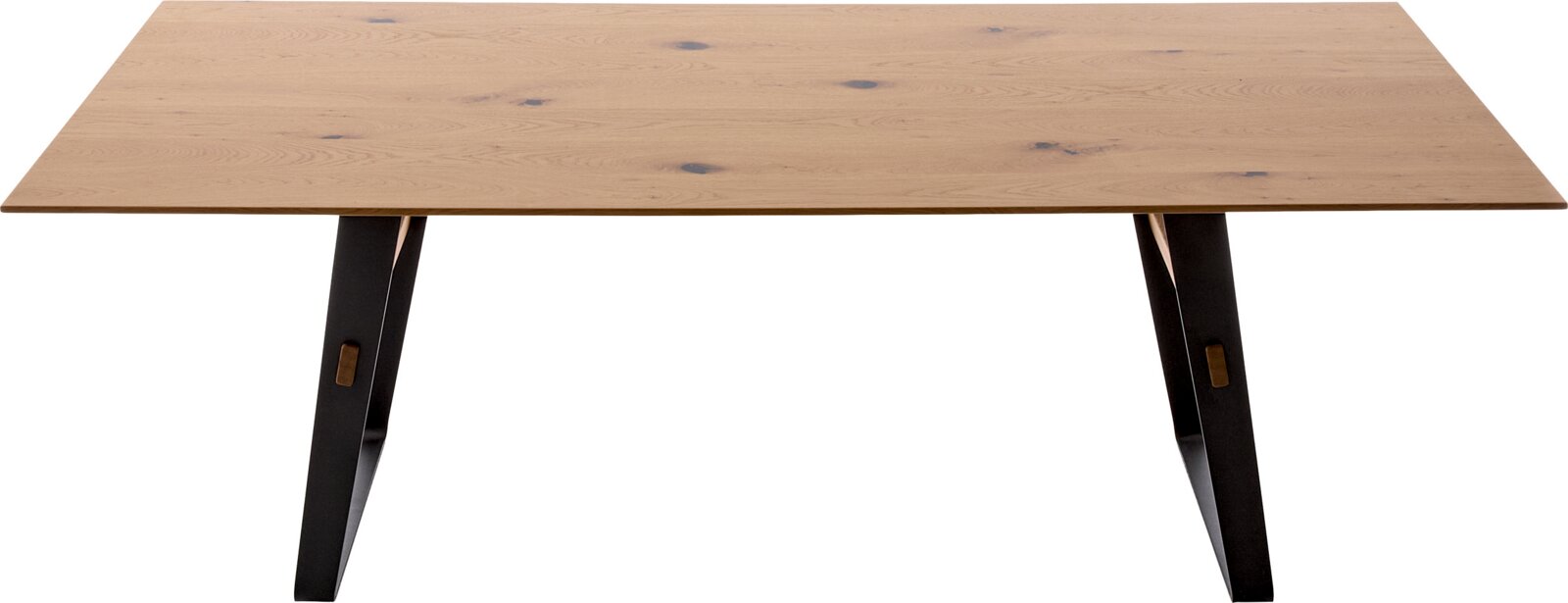 Rechteckiger Esstisch mit heller Holzplatte und schräg gestellten schwarzen Metallbeinen, frontal aus leichter Untersicht freigestellt auf weißem Hintergrund